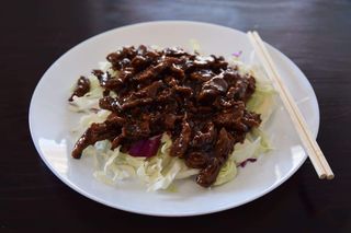 Pržena teletina sa ljutim paprikama u sosu od ostriga