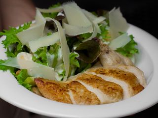 Салат з курчам під соусом Parmesan