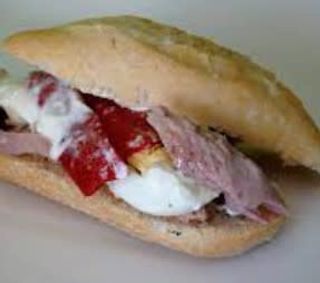 Montado De Atún Con Pimientos