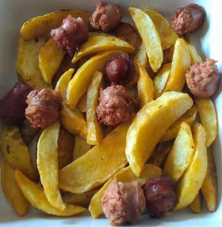 Patatine e salsiccia