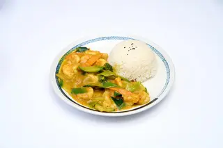 Riso bianco con gamberi al curry
