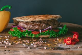 Pljeskavica punjena sa 3 vrste sira