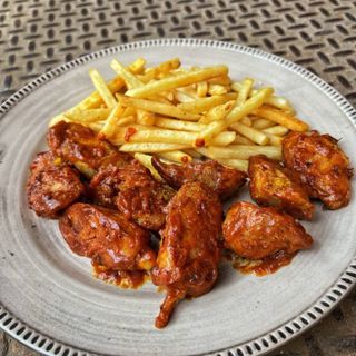 Ковбаски"Каррі-вурст" з картоплею фрі (300г)