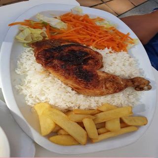 Muslo de pollo asado con patatas y ensalada