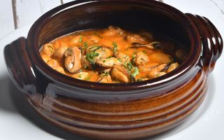 Scoici cu vin si sos rosu