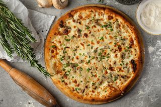 Пицца с соусом бешамель и грибами (500гр)