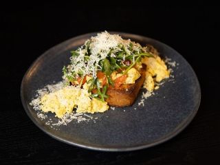 Ніжний скрембл з трюфелем на бріоші (270g)