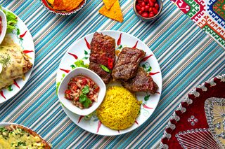 Costișoare de porc cu porumb prăjit