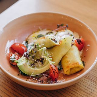 Млинці з куркою та грибами на шпинатній подушці