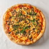 Pizza De Setas Variadas Y Gambas Al Ajillo