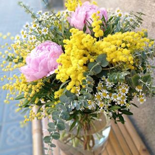 Ramo de Peonías y Mimosa