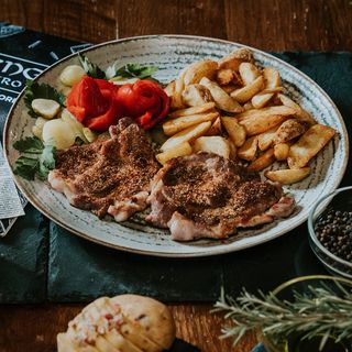 Ceafa de porc cu cartofi spicy wedges