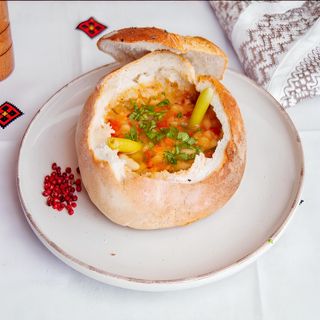 Ciorbă de fasole în pâine