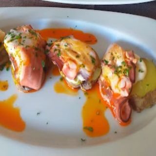 Pulpo Con Ali Oli Sobre Papas Guisadas