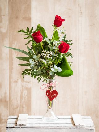 3 Rosas Rojas Con Violetero