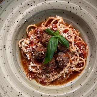 Спагетті з польпетте (м'ясні кульки) у соусі з рублених томатів350г