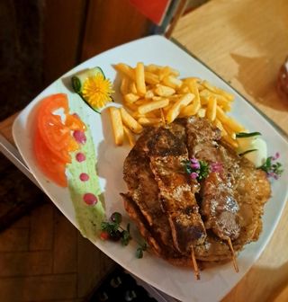 Teleći ražnjići u lepinji 