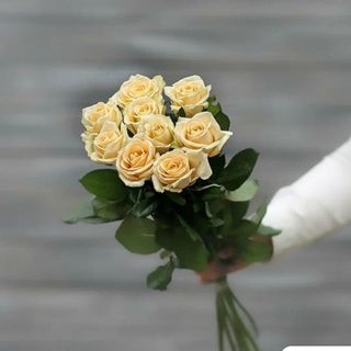 9 кремових троянд 