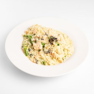 Risotto s dimljenim lososom i šparogama