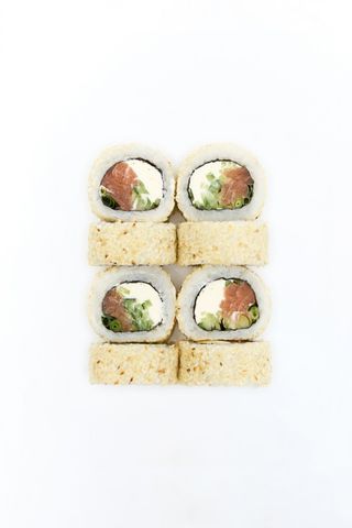 Каліфорнія з лососем в кунжуті