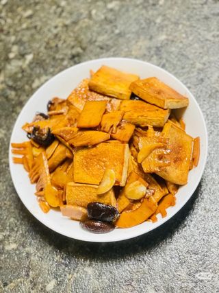 Toufu con funghi e bambù