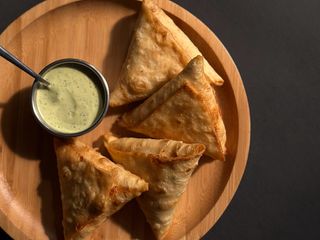 Конвертики з копченостями та часниковим соусом