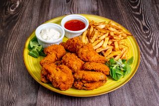 Aripioare de pui crocante usor picante cu cartofi prajiti