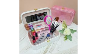 Набор косметики в кожаной сумочке 13 предметов