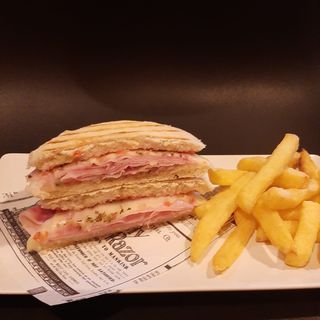 Mollete Jamón York y queso con patatas