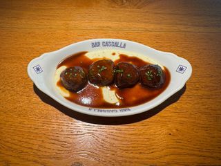 Albóndigas de vaca sobre parmentier y jugo de carne