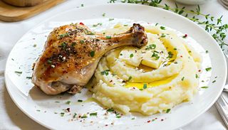 Pulpa de pui la cuptor cu piure de cartofi
