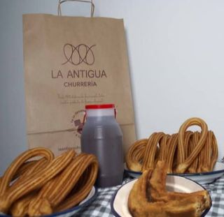 Chocolate de (1 lt.) + 24 churros + 8 porras