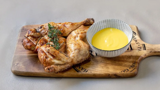 Pollo A La Brasa Entero Con Salsa De Mostaza Y Miel