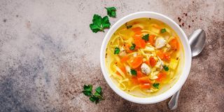 Supa de pui cu taitei 6 portii