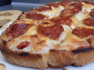 Bruschetta De Chorizo Picante Y Gorgonzola