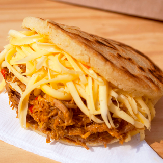 Arepa De Ternera Desmechada Y Queso (1 Ud.)