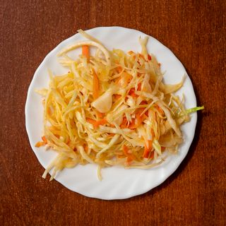 Surówka z białej kapusty pikantna