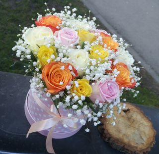 Cutie cu trandafiri multicolori