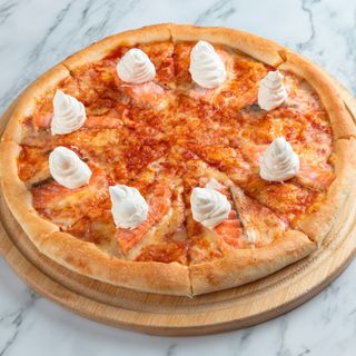 Пицца с семгой и творожным сыром