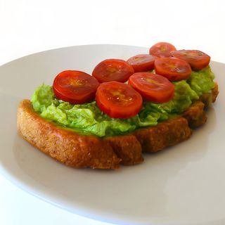 Tostada de Aguacate y Tomate