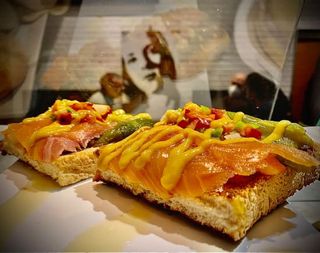 Tostada De Salmón Ahumado, Pimiento Verde, Vinagreta De Mostaza Y Miel