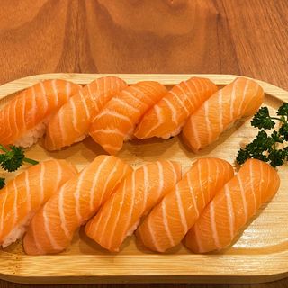 m15. Nigiri Salmão /10 peças