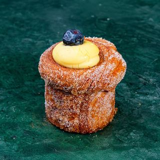 Kroasan rol sa vanilom i šumskim voćem