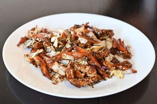 Hrskave lignje u ljutom sečuan sosu sa povrćem