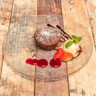 Coulant de chocolate caliente con helado de vainilla.