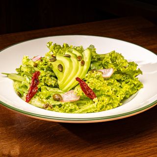 Salată ca la fermă cu avocado