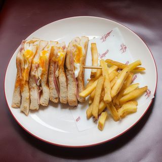 SÁNDWICH MIXTO de jamón york y queso fundido con huevo