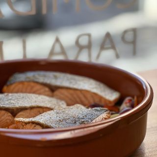 Salmón fresco asado con verduras 