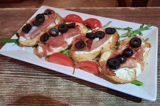 Брускети с прошуто (200г)