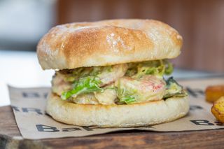 Donut Salado De Gambón Con Aguacate Y Mayo Kimchi